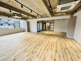 希少性抜群 木目調！天井スケルトン！の居抜き賃貸オフィス物件(約30坪) ｜居抜きオフィス物件検索サイト【vivit-ビビット】（サムネイル3）