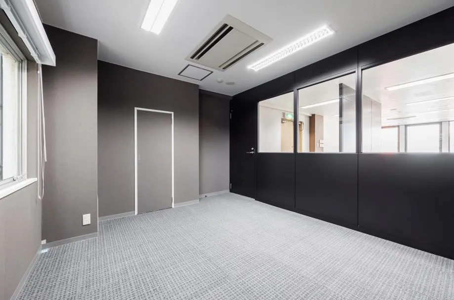 六本木駅徒歩2分！ 6名用会議室造作済！の居抜き賃貸オフィス物件(約35坪) ｜居抜きオフィス物件検索サイト【vivit-ビビット】（7）