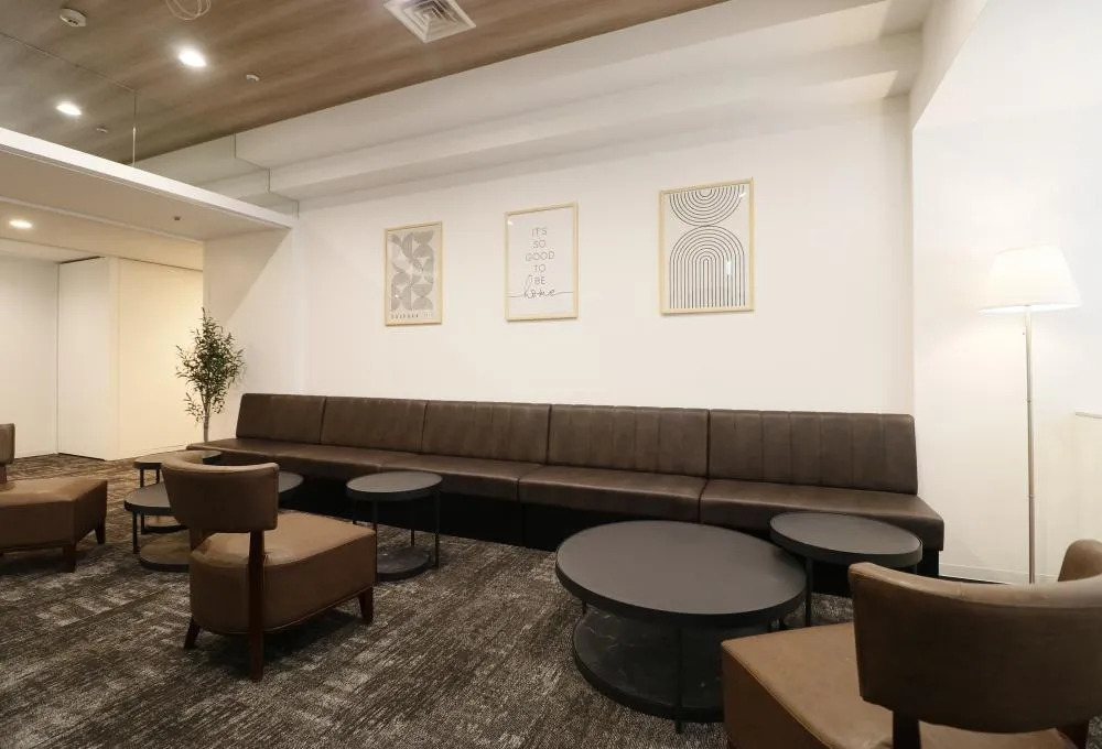地下道直結！ オシャレなラウンジの居抜き賃貸オフィス物件(約30坪) ｜居抜きオフィス物件検索サイト【vivit-ビビット】（1）
