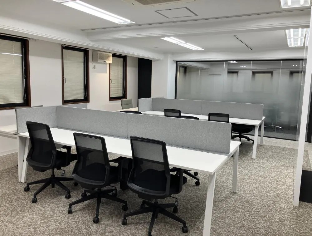 コンパクトな居抜きオフィス チェア・デスク付きの居抜き賃貸オフィス物件(約30坪) ｜居抜きオフィス物件検索サイト【vivit-ビビット】（1）