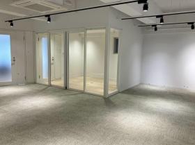 白基調 スケルトンオフィスの居抜き賃貸オフィス物件(約25坪) ｜居抜きオフィス物件検索サイト【vivit-ビビット】（サムネイル1）
