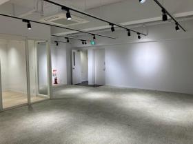 白基調 スケルトンオフィスの居抜き賃貸オフィス物件(約25坪) ｜居抜きオフィス物件検索サイト【vivit-ビビット】（サムネイル7）