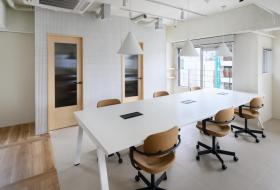 会議室1部屋 テレブース付きの居抜き賃貸オフィス物件(約25坪) ｜居抜きオフィス物件検索サイト【vivit-ビビット】（サムネイル1）