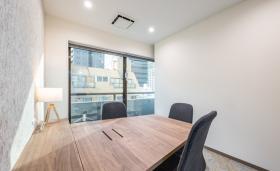 会議室、WEBブース2部屋！ 3駅5路線使用可能！の居抜き賃貸オフィス物件(約30坪) ｜居抜きオフィス物件検索サイト【vivit-ビビット】（サムネイル3）