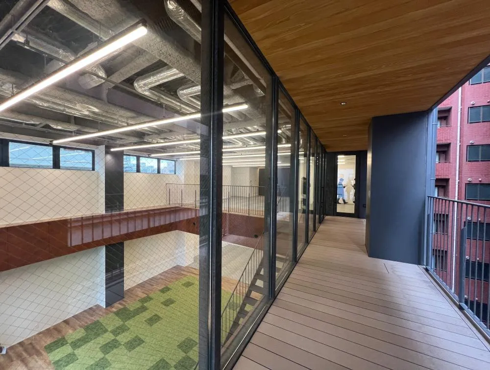 吹き抜け天井 新築オフィス◎の居抜き賃貸オフィス物件(約90坪) ｜居抜きオフィス物件検索サイト【vivit-ビビット】（6）