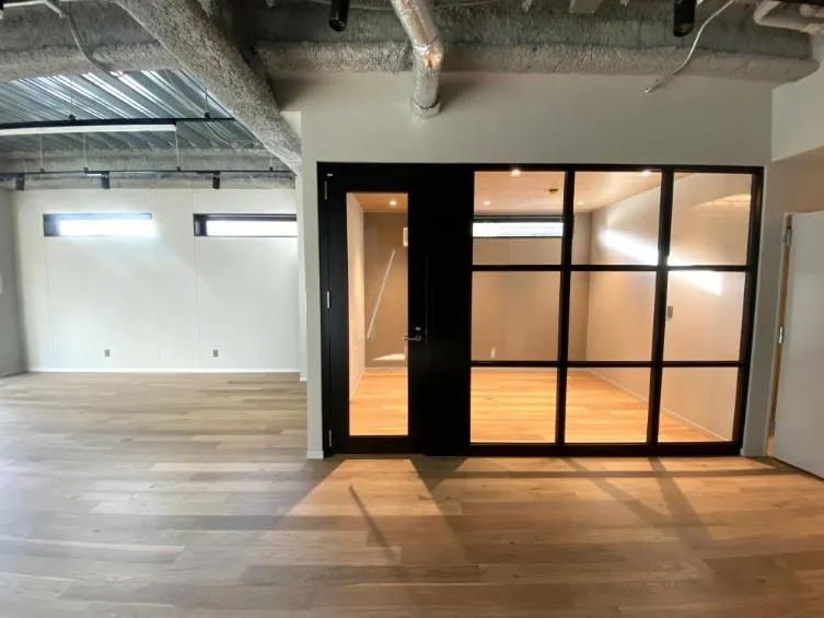 天井スケルトン 開放的な空間の居抜き賃貸オフィス物件(約35坪) ｜居抜きオフィス物件検索サイト【vivit-ビビット】（1）