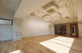 会議室付き！ ウッド調！の居抜き賃貸オフィス物件(約30坪) ｜居抜きオフィス物件検索サイト【vivit-ビビット】（サムネイル5）