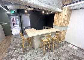会議室・テレカンブース付き 什器フルで完備の居抜き賃貸オフィス物件(約30坪) ｜居抜きオフィス物件検索サイト【vivit-ビビット】（サムネイル1）