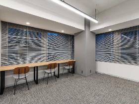 8名用会議室2室 開放感のあるオフィスの居抜き賃貸オフィス物件(約60坪) ｜居抜きオフィス物件検索サイト【vivit-ビビット】（サムネイル3）