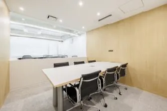 会議室・テレカンブース完備！ 白を基調としたおしゃれオフィスの居抜き賃貸オフィス物件(約20坪) ｜居抜きオフィス物件検索サイト【vivit-ビビット】（3）