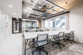 執務室内什器込み！ 会議室等の個室も完備の居抜き賃貸オフィス物件(約30坪) ｜居抜きオフィス物件検索サイト【vivit-ビビット】（サムネイル5）