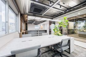 執務室内什器込み！ 会議室等の個室も完備の居抜き賃貸オフィス物件(約30坪) ｜居抜きオフィス物件検索サイト【vivit-ビビット】（サムネイル6）