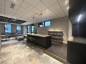 開放的なセットアップオフィス シックでおしゃれな内装の居抜き賃貸オフィス物件(約105坪) ｜居抜きオフィス物件検索サイト【vivit-ビビット】（サムネイル3）