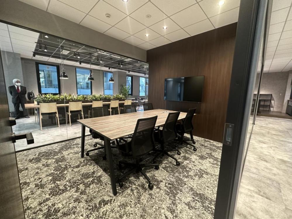 開放的なセットアップオフィス シックでおしゃれな内装の居抜き賃貸オフィス物件(約105坪) ｜居抜きオフィス物件検索サイト【vivit-ビビット】（4）