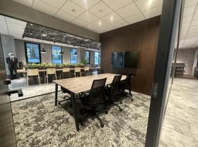 開放的なセットアップオフィス シックでおしゃれな内装の居抜き賃貸オフィス物件(約105坪) ｜居抜きオフィス物件検索サイト【vivit-ビビット】（サムネイル4）