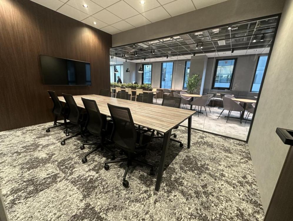 開放的なセットアップオフィス シックでおしゃれな内装の居抜き賃貸オフィス物件(約105坪) ｜居抜きオフィス物件検索サイト【vivit-ビビット】（5）