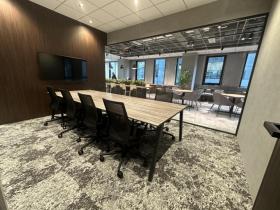 開放的なセットアップオフィス シックでおしゃれな内装の居抜き賃貸オフィス物件(約105坪) ｜居抜きオフィス物件検索サイト【vivit-ビビット】（サムネイル5）