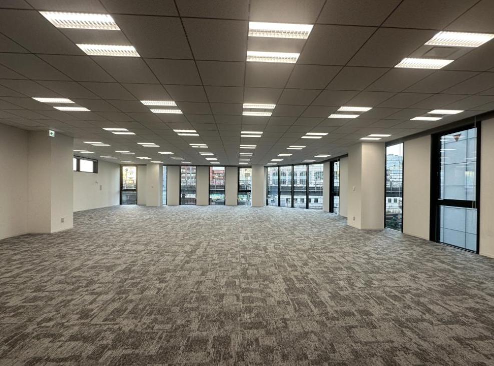 開放的なセットアップオフィス シックでおしゃれな内装の居抜き賃貸オフィス物件(約105坪) ｜居抜きオフィス物件検索サイト【vivit-ビビット】（6）
