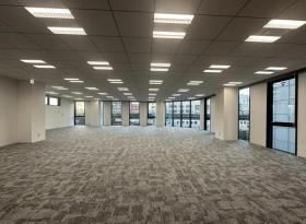 開放的なセットアップオフィス シックでおしゃれな内装の居抜き賃貸オフィス物件(約105坪) ｜居抜きオフィス物件検索サイト【vivit-ビビット】（サムネイル6）