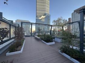 開放的なセットアップオフィス シックでおしゃれな内装の居抜き賃貸オフィス物件(約105坪) ｜居抜きオフィス物件検索サイト【vivit-ビビット】（サムネイル7）