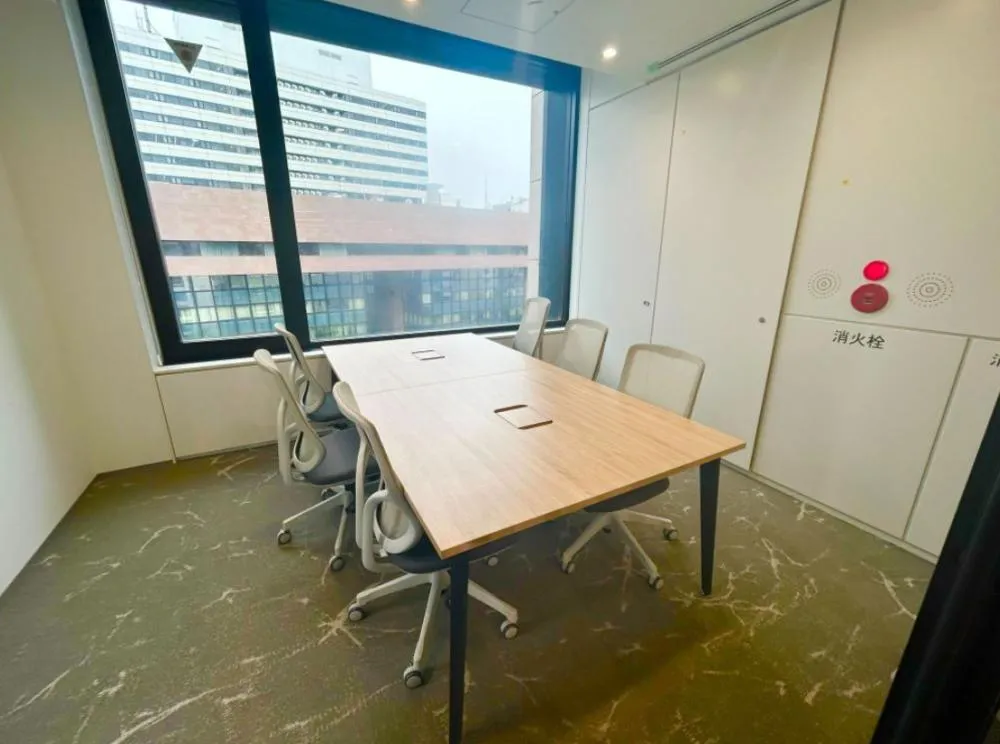 希少な大型セットアップオフィス 会議室3室付き！の居抜き賃貸オフィス物件(約115坪) ｜居抜きオフィス物件検索サイト【vivit-ビビット】（5）