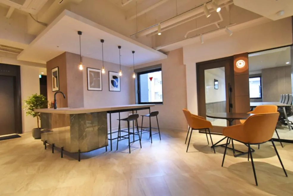 高級感溢れる内装 豪華な内装デザインの居抜き賃貸オフィス物件(約100坪) ｜居抜きオフィス物件検索サイト【vivit-ビビット】（3）