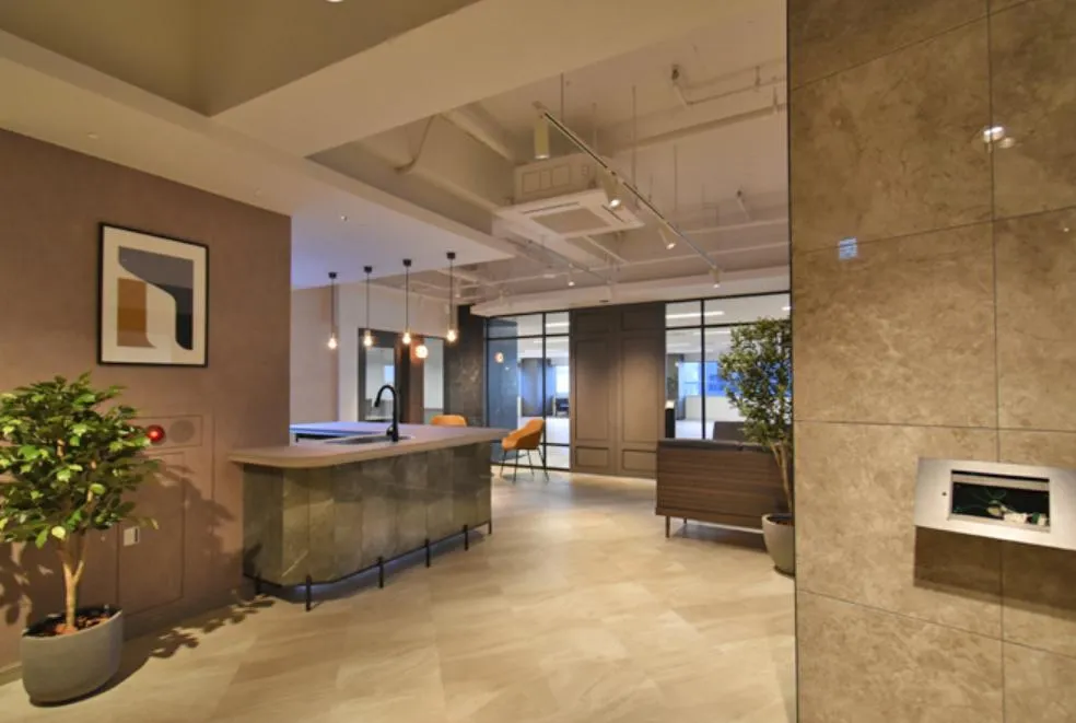 高級感溢れる内装 豪華な内装デザインの居抜き賃貸オフィス物件(約100坪) ｜居抜きオフィス物件検索サイト【vivit-ビビット】（5）