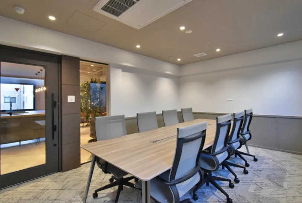 高級感溢れる内装 豪華な内装デザインの居抜き賃貸オフィス物件(約100坪) ｜居抜きオフィス物件検索サイト【vivit-ビビット】（6）