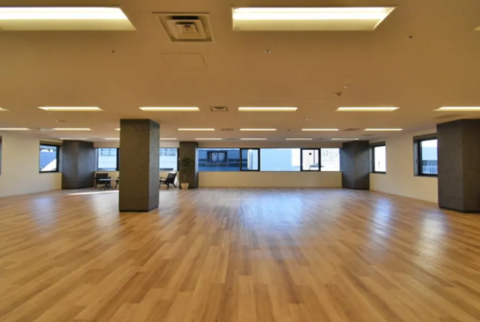 高級感溢れる内装 豪華な内装デザインの居抜き賃貸オフィス物件(約100坪) ｜居抜きオフィス物件検索サイト【vivit-ビビット】（8）