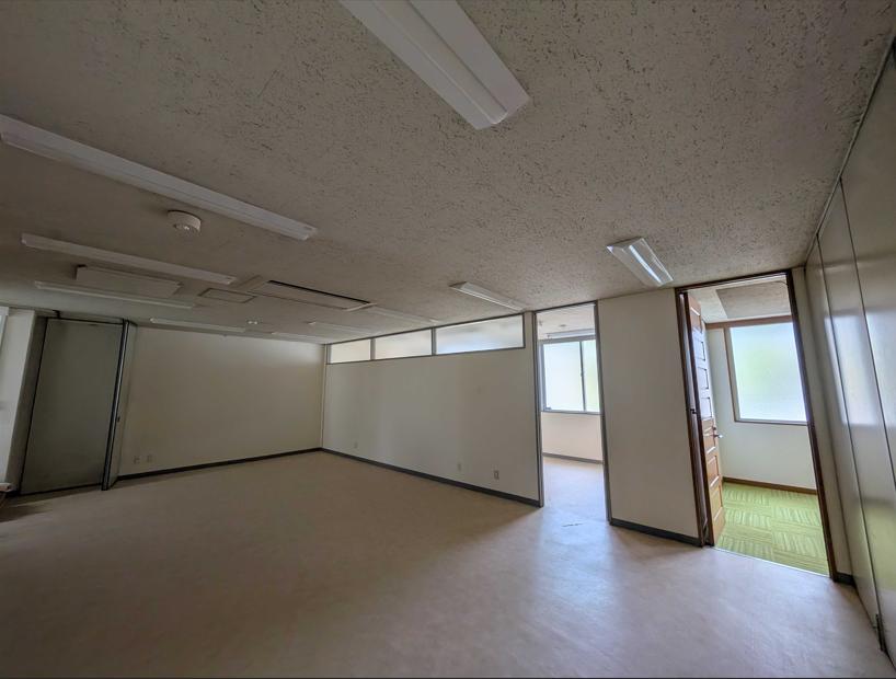 会議室利用可能なスペース有り 大型居抜き物件の居抜き賃貸オフィス物件(約100坪) ｜居抜きオフィス物件検索サイト【vivit-ビビット】（1）