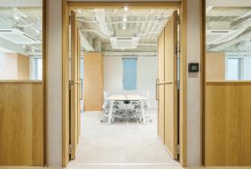 会議室、テレカンブースあり 清潔感のある内装付きオフィスの居抜き賃貸オフィス物件(約35坪) ｜居抜きオフィス物件検索サイト【vivit-ビビット】（サムネイル3）