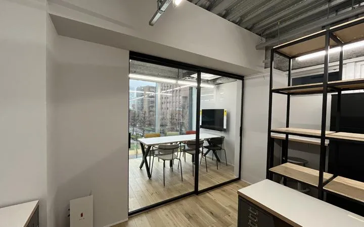 8名用執務室・会議室あり！ シンプルな内装・テラス付きの居抜き賃貸オフィス物件(約15坪) ｜居抜きオフィス物件検索サイト【vivit-ビビット】（5）