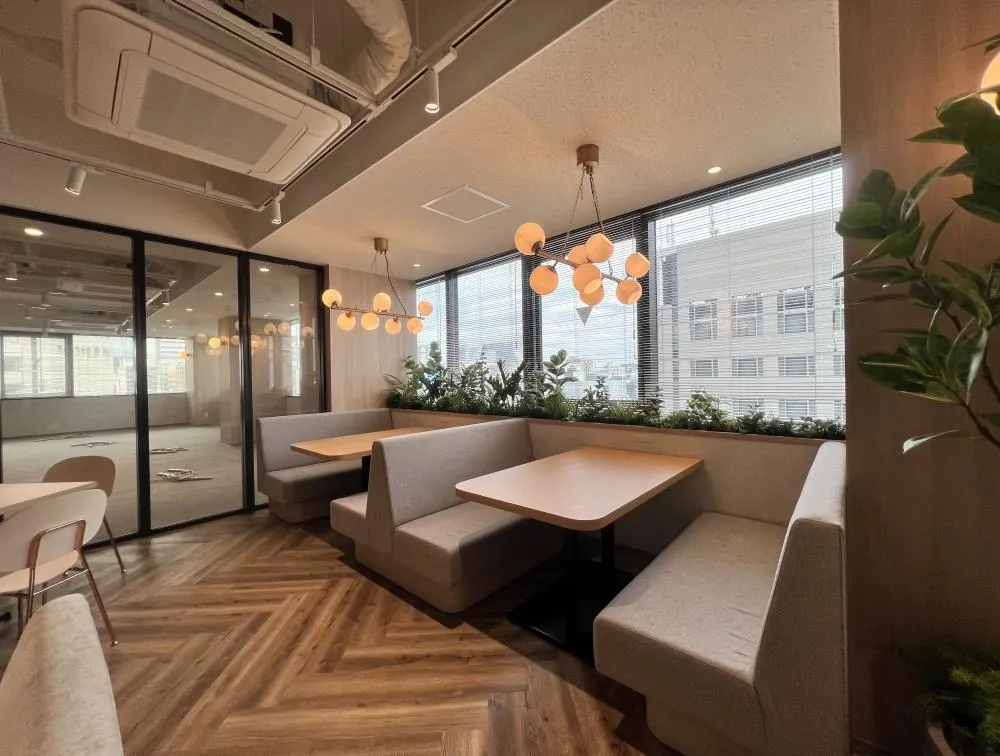おしゃれなウッド調 会議室・テレカンブースあり！！の居抜き賃貸オフィス物件(約75坪) ｜居抜きオフィス物件検索サイト【vivit-ビビット】（3）