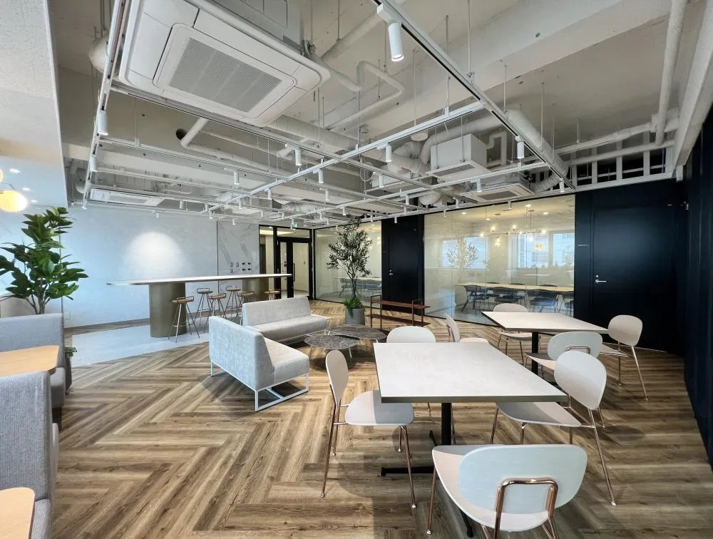 おしゃれなウッド調 会議室・テレカンブースあり！！の居抜き賃貸オフィス物件(約75坪) ｜居抜きオフィス物件検索サイト【vivit-ビビット】（6）