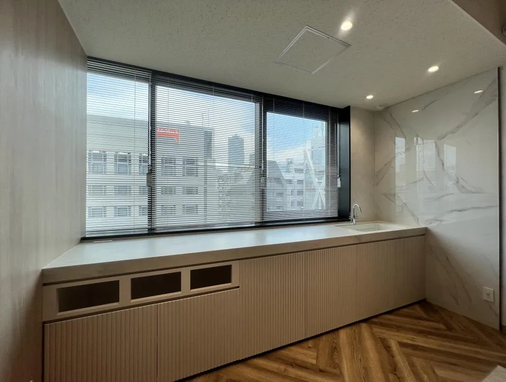 おしゃれなウッド調 会議室・テレカンブースあり！！の居抜き賃貸オフィス物件(約75坪) ｜居抜きオフィス物件検索サイト【vivit-ビビット】（7）