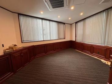 会議室付きオフィス 重厚感のある貸室内の居抜き賃貸オフィス物件(約35坪) ｜居抜きオフィス物件検索サイト【vivit-ビビット】（4）