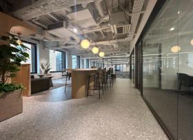 大型内装付き物件！ 個別ブース設置済み！の居抜き賃貸オフィス物件(約115坪) ｜居抜きオフィス物件検索サイト【vivit-ビビット】（サムネイル1）