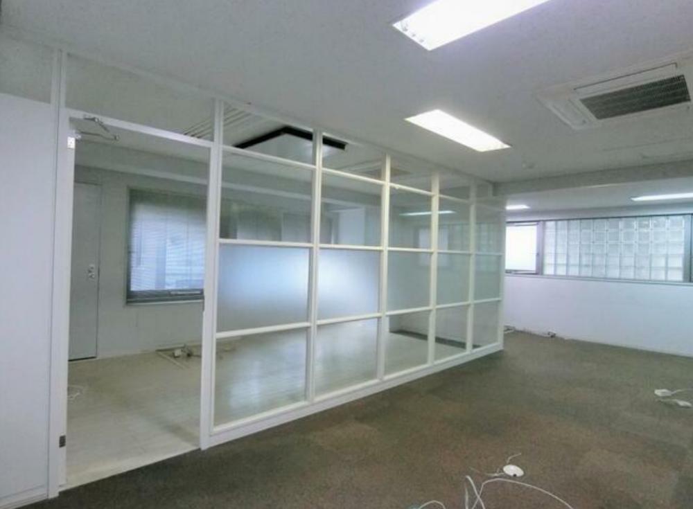 東京都新宿区三栄町の居抜き賃貸オフィス物件(約30坪) ｜居抜きオフィス物件検索サイト【vivit-ビビット】（1）