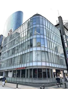 新富ビルの外観