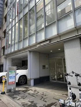 新富ビルの外観