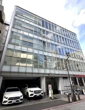 新富ビルの外観