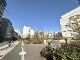 出入口の前にある公園（番町の森）を通過する