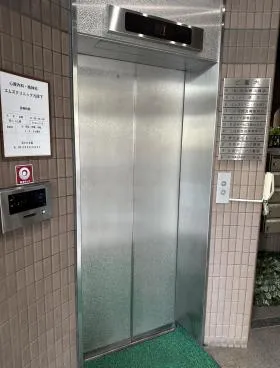 ニュー徳栄ビルの外観