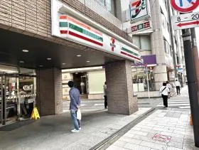 セブンイレブンを通過して次の左側の道（写真にある道のもう1つ奥）に曲がると到着