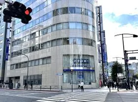 みずほ銀行が見えてくる。横断歩道を渡らず左に曲がる