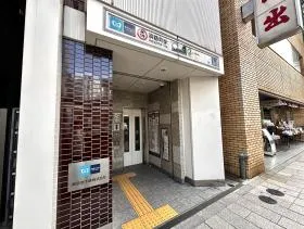 A1出入口のすぐ近くにエレベーターがある。ここを通過