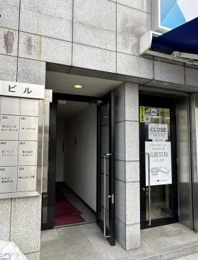 リューツウ本店ビルの外観