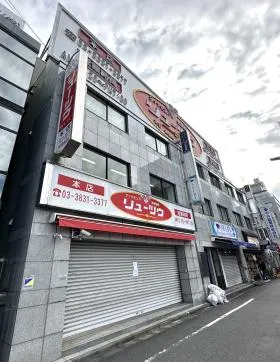 リューツウ本店ビルの外観