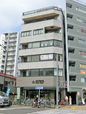 秋山ビルの外観
