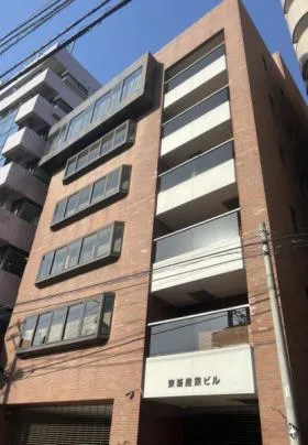東新産業ビルの外観